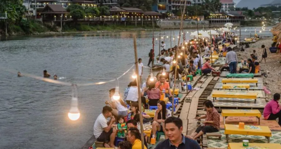 Laos Disorot Barat Akibat Lima Turis Tewas karena Miras Beracun